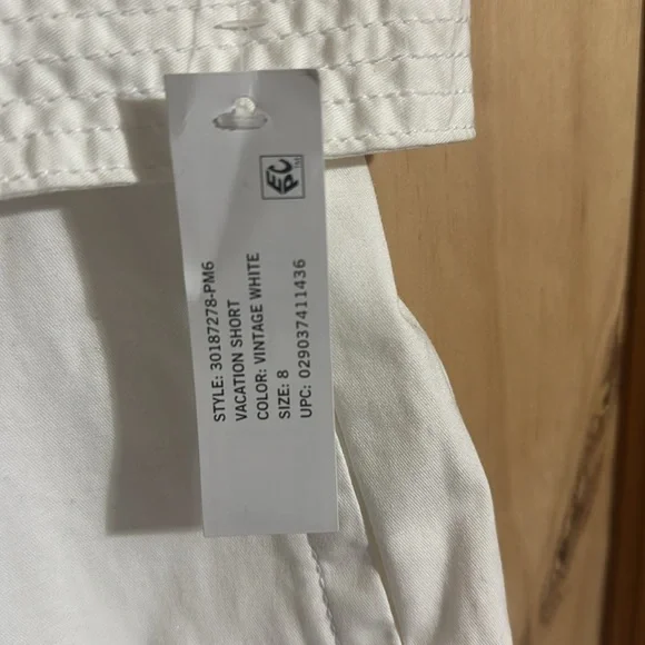 NWT Gloria Vanderbilt Vacation Pleated White Cuffed Belted Shorts - Picture 2 of 6